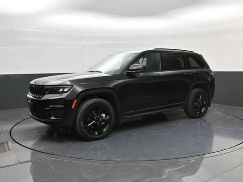 Used 2023 Jeep Grand Cherokee Limited w/ Luxury Tech Group II AWD/4WD image 4