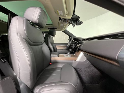 New 2026 Land Rover Range Rover Long Wheelbase SE image 3