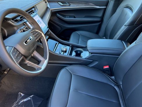 New 2025 Jeep Grand Cherokee Limited w/ Black Appearance Package AWD/4WD image 9