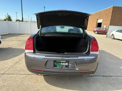 Used 2019 Chrysler 300 Touring RWD image 12