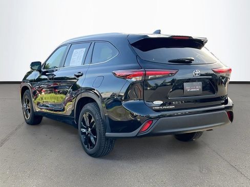 Used 2024 Toyota Highlander XLE FWD image 5