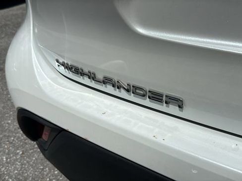 Used 2023 Toyota Highlander XLE image 7