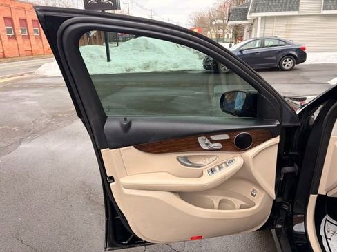 Used 2022 Mercedes-Benz GLC 300 4MATIC w/ Driver Assistance Package image 18