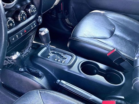Used 2016 Jeep Wrangler Unlimited Rubicon AWD/4WD image 13