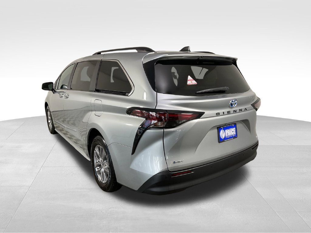 Used 2025 Toyota Sienna XLE FWD image 7