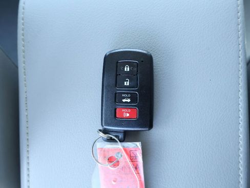 Used 2013 Toyota Camry XLE image 20