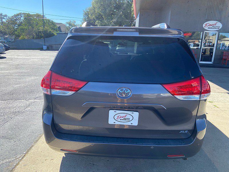 Used 2012 Toyota Sienna XLE w/ Entertainment Pkg FWD image 4