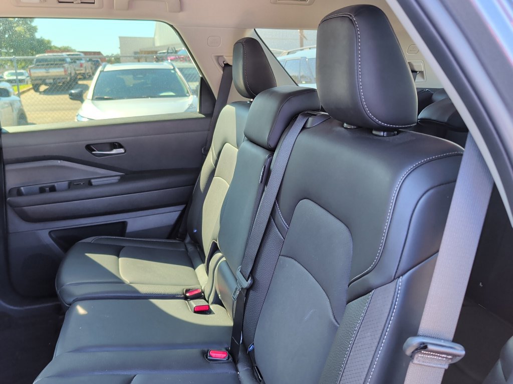 Used 2026 Nissan Pathfinder SL FWD image 7