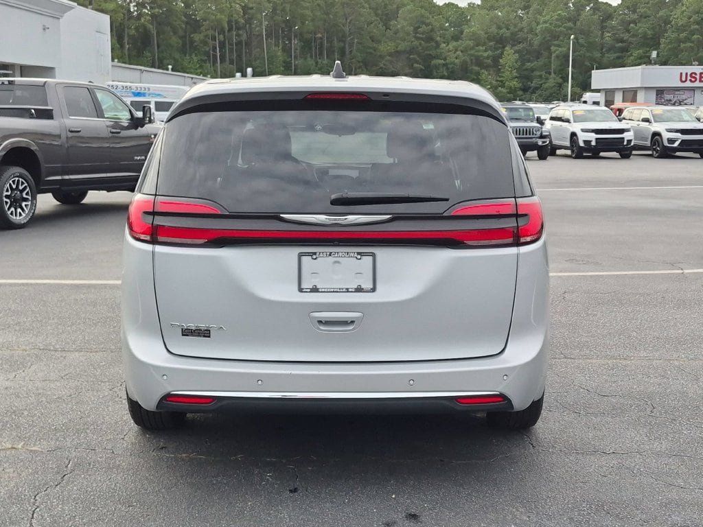 Used 2024 Chrysler Pacifica Touring-L FWD image 4