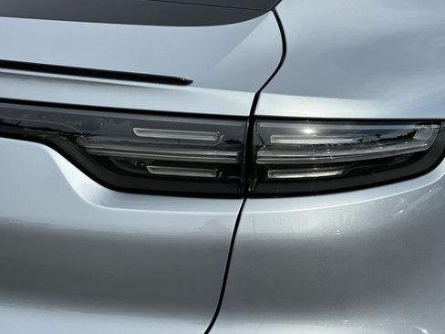 Certified 2022 Porsche Cayenne Platinum Edition image 28