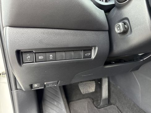 Used 2022 Toyota Venza LE image 17