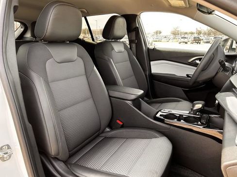 Used 2025 Chevrolet Trax LT image 27