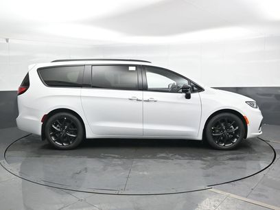 New 2026 Chrysler Pacifica Limited