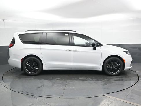 New 2026 Chrysler Pacifica Limited FWD image 3