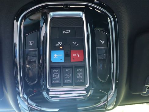 New 2023 Jeep Grand Cherokee Overland w/ Luxury Tech Group IV image 17