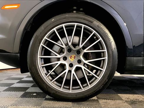 Used 2022 Porsche Cayenne w/ Premium Package image 11