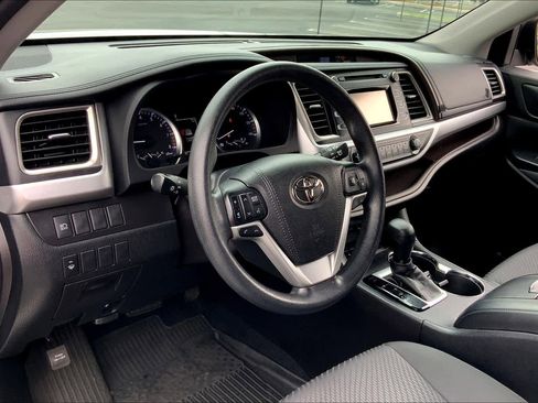 Used 2018 Toyota Highlander LE image 16