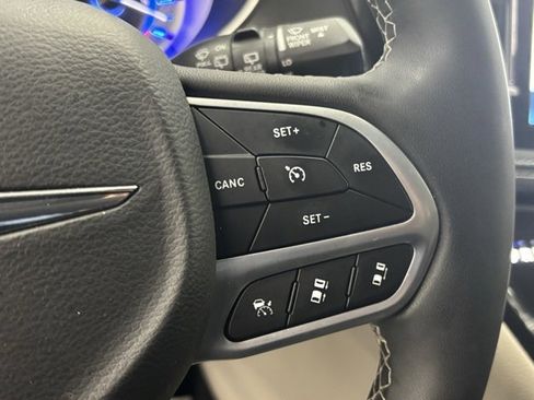Used 2024 Chrysler Pacifica Select image 23