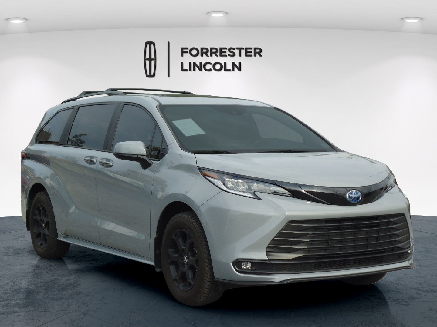 Used 2025 Toyota Sienna XLE Woodland Edition AWD/4WD image 1