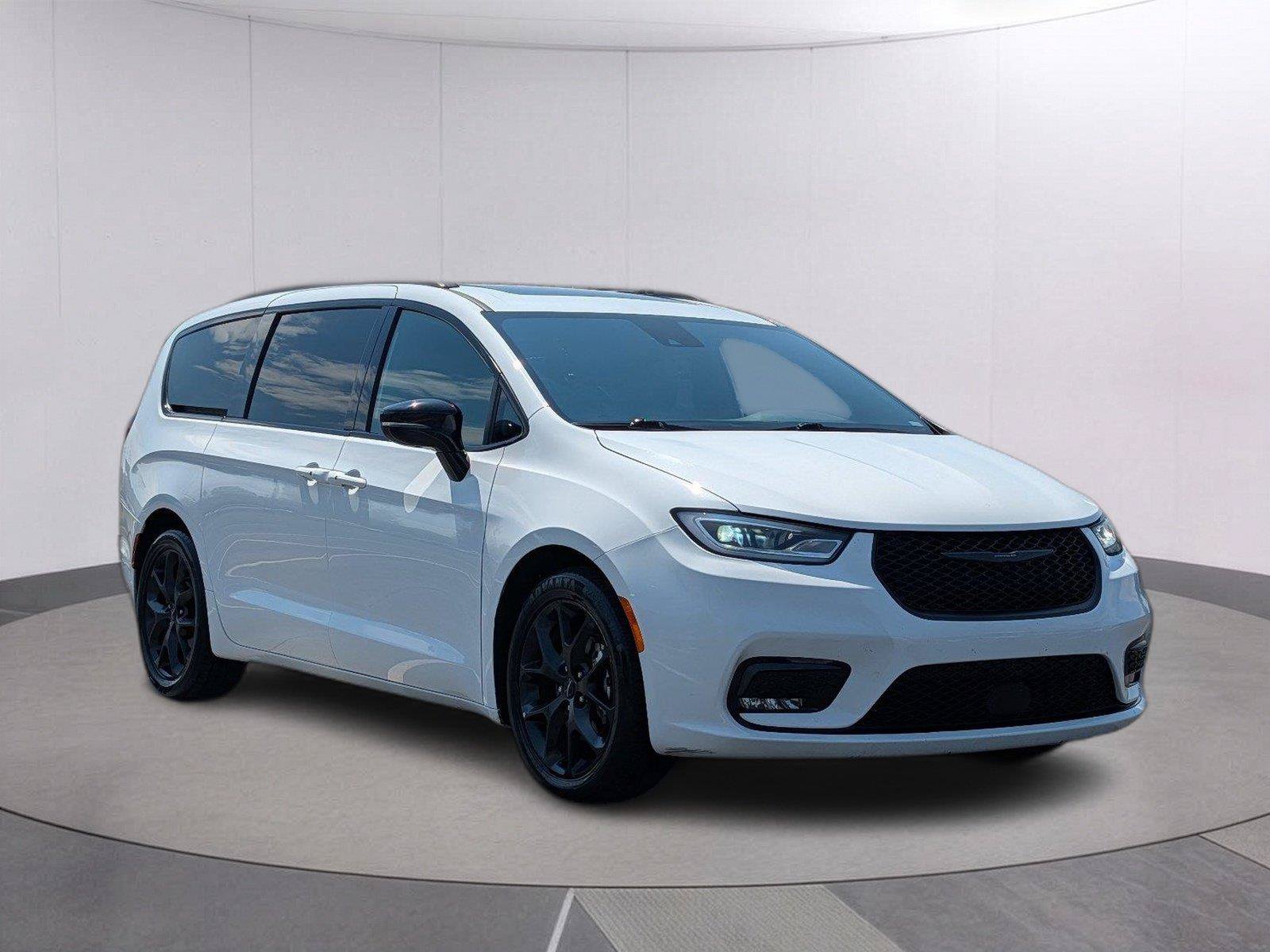 Used 2025 Chrysler Pacifica Limited FWD image 7