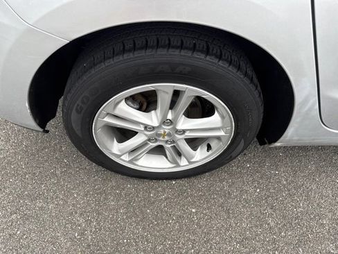 Used 2018 Chevrolet Cruze LT w/ Convenience Package FWD image 9