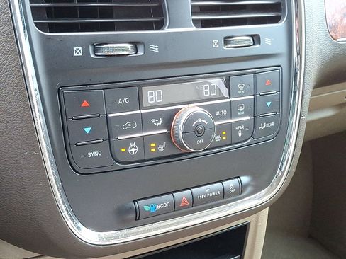 Used 2015 Chrysler Town & Country Touring w/ Driver Convenience Group image 18