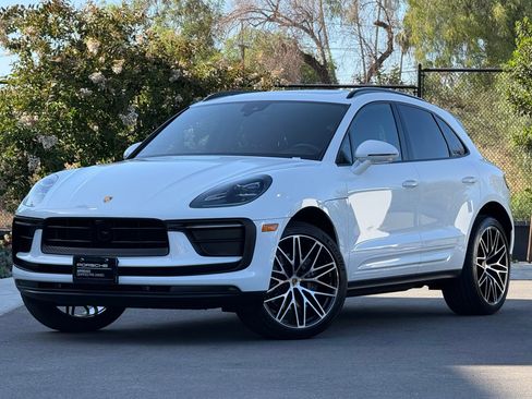 Certified 2024 Porsche Macan AWD/4WD image 1