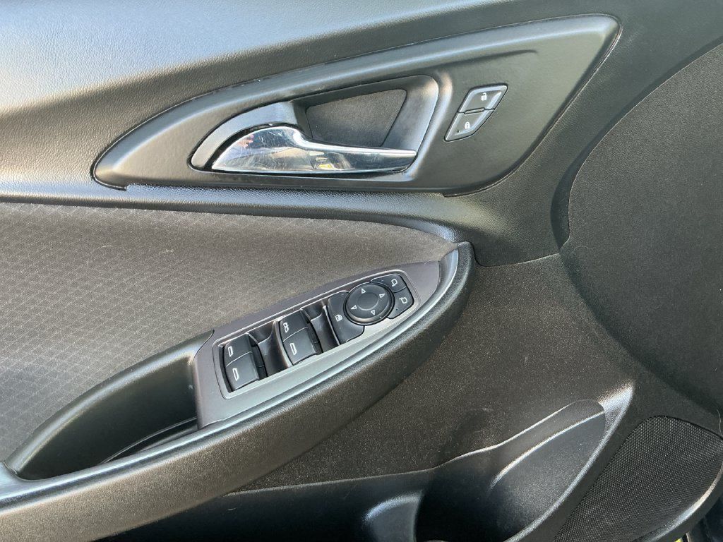 Used 2021 Chevrolet Malibu LT FWD image 14