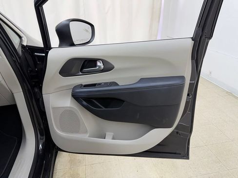Used 2023 Chrysler Pacifica Touring-L FWD image 9