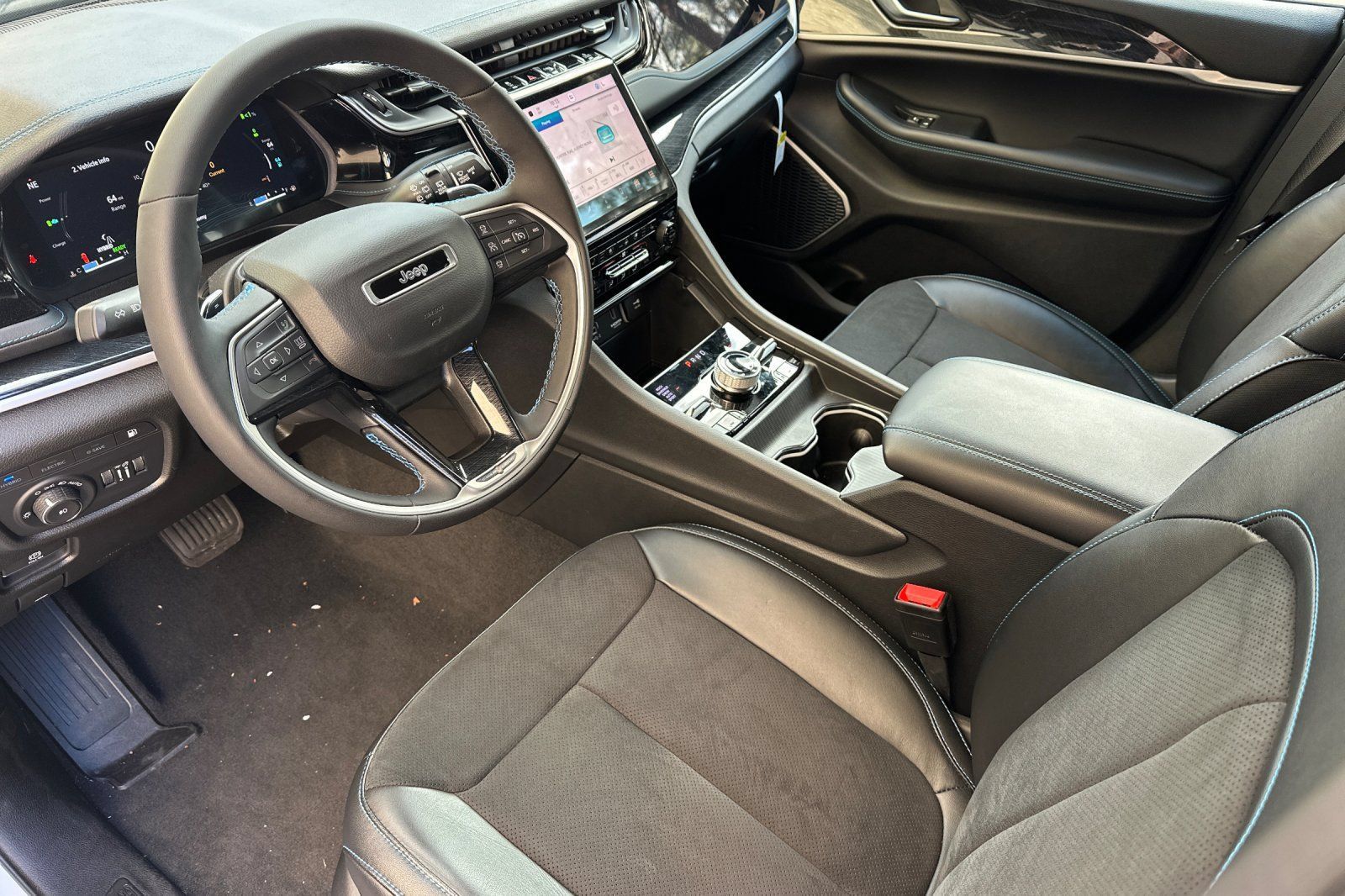 New 2023 Jeep Grand Cherokee Trailhawk w/ Advanced Protech Group II AWD/4WD image 9