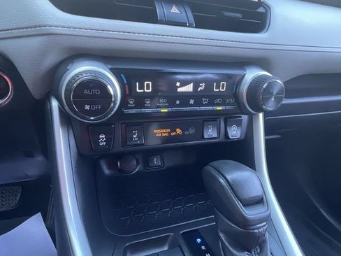 Used 2021 Toyota RAV4 XLE w/ Convenience Package AWD/4WD image 17