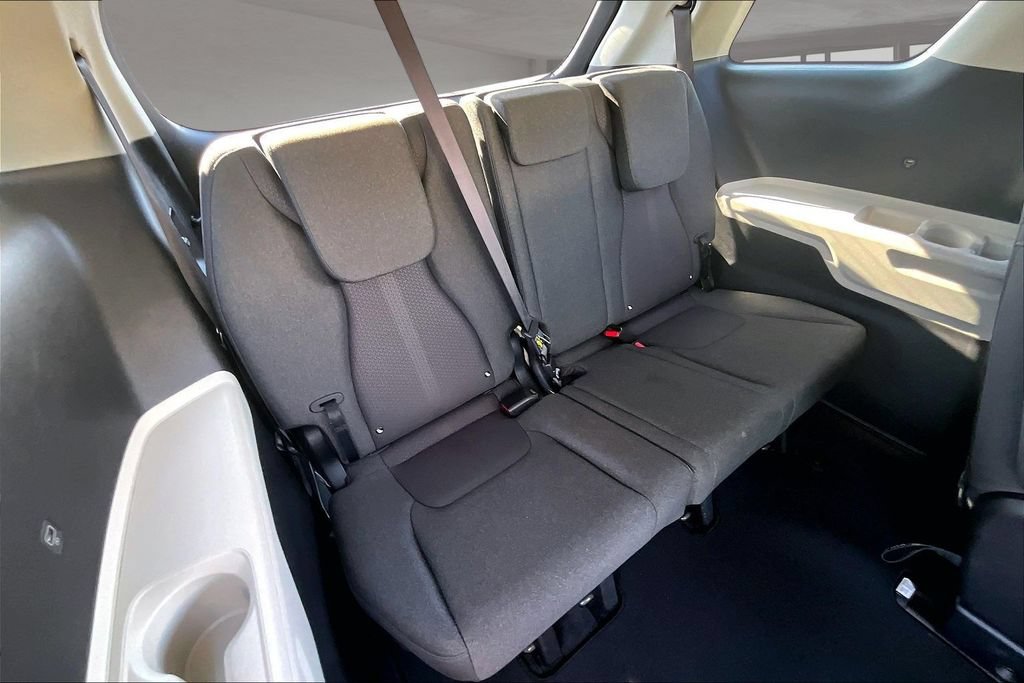 Used 2024 Kia Carnival LX FWD image 24