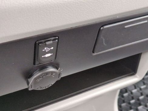 Used 2016 Toyota Sienna L image 31