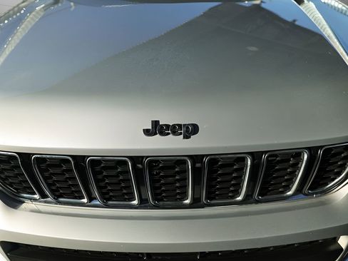 Used 2021 Jeep Grand Cherokee L Limited AWD/4WD image 11