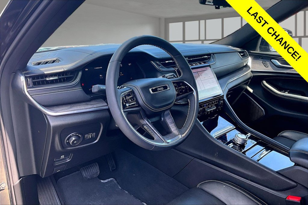 Used 2023 Jeep Grand Cherokee Overland w/ Luxury Tech Group IV AWD/4WD image 14