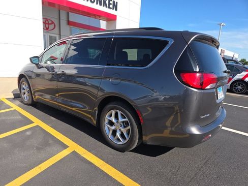 Used 2018 Chrysler Pacifica Touring w/ Tire & Wheel Group FWD image 4