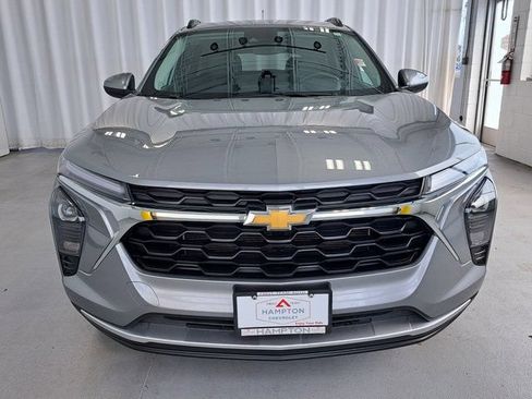 Used 2025 Chevrolet Trax LT w/ LT Convenience Package FWD image 4