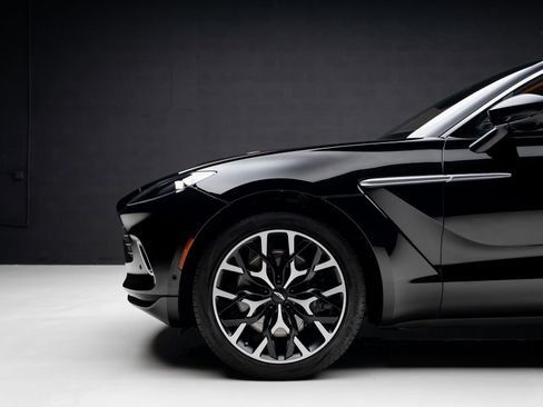 Used 2023 Aston Martin DBX image 18