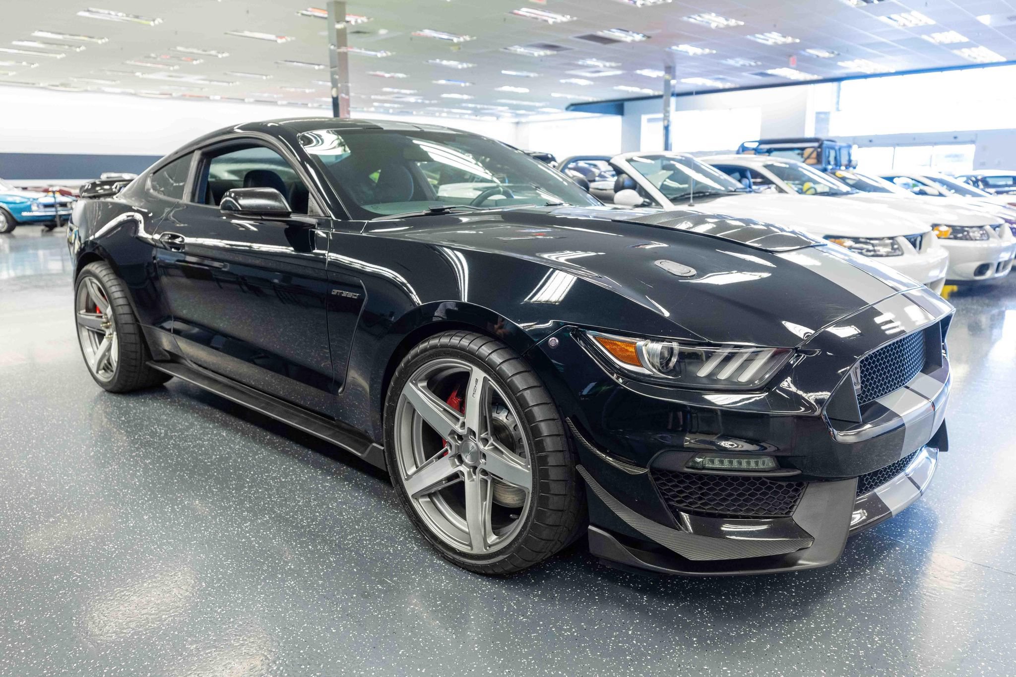 Used 2017 Ford Mustang Shelby GT350 RWD image 4