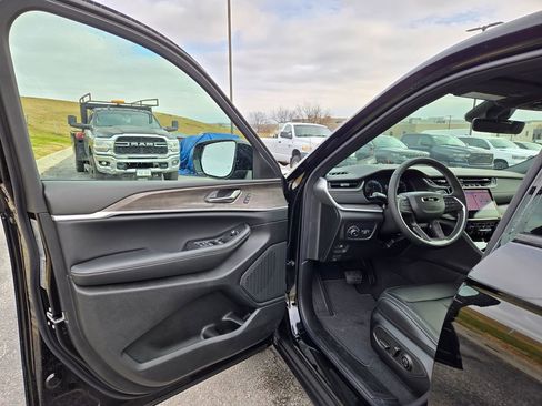 New 2025 Jeep Grand Cherokee Limited image 9