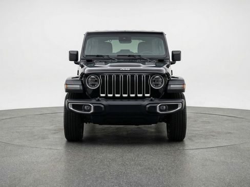 Used 2025 Jeep Wrangler Sahara image 2
