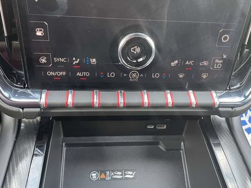 Used 2025 GMC Yukon XL AT4 AWD/4WD image 18