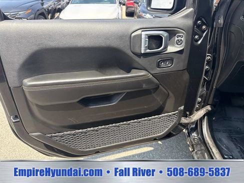 Used 2025 Jeep Wrangler Unlimited Sahara AWD/4WD image 17
