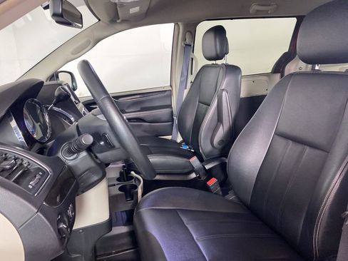 Used 2016 Chrysler Town & Country Touring w/ Driver Convenience Group FWD image 18