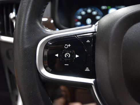 Used 2017 Volvo S90 T6 Momentum w/ Vision Package image 19