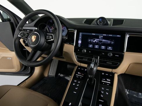 Certified 2025 Porsche Macan image 29