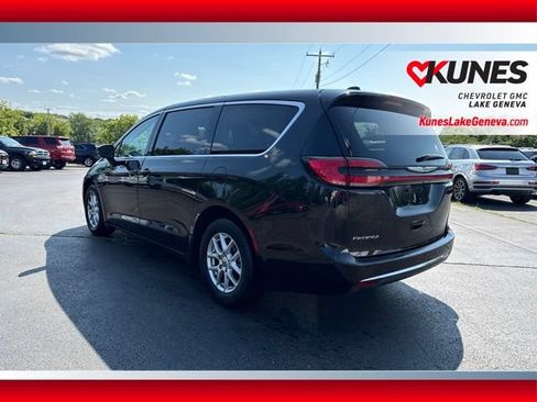 Used 2023 Chrysler Pacifica Touring-L FWD image 8