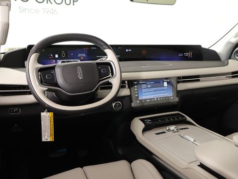 New 2026 Lincoln Navigator Premiere AWD/4WD image 2