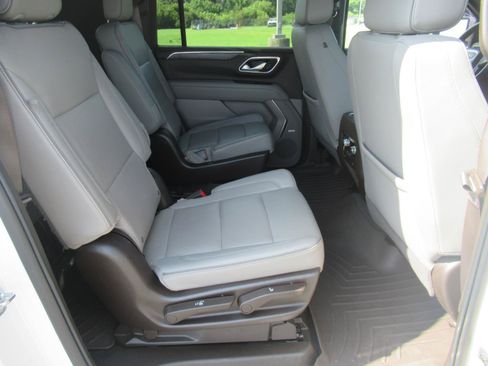 Used 2022 GMC Yukon XL SLT w/ SLT Premium Package AWD/4WD image 32
