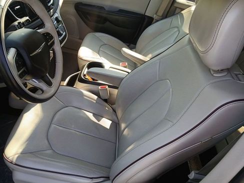 Used 2018 Chrysler Pacifica Limited FWD image 11